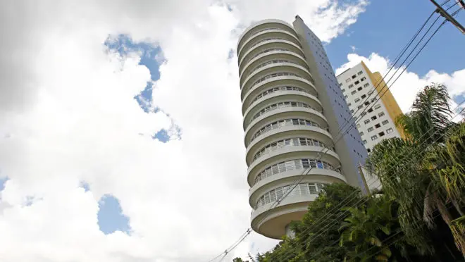 Símbolo da engenharia brasileira, o prédio giratório de Curitiba virou ícone da inovação que o mercado não sustentou.