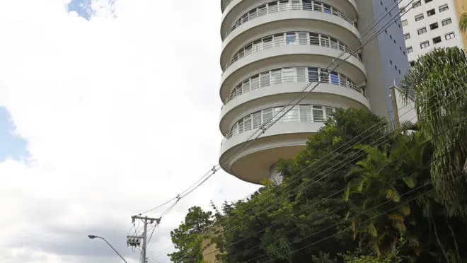 O prédio giratório de Curitiba mantém sua estrutura e sistemas de rotação ativos, mas segue vazio desde 2004.