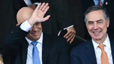 Relatoria: Moraes assume ADPF das favelas após aposentaria de Barroso. Ministro tem o segundo gabinete com mais processos no Supremo, atrás apenas do presidente da Corte.