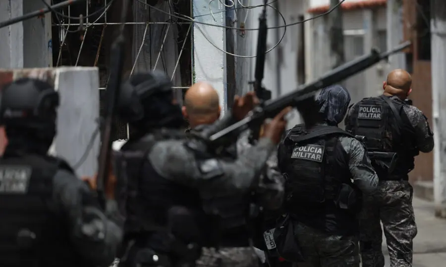 Policiais durante a Operação Contenção, no Rio de Janeiro.