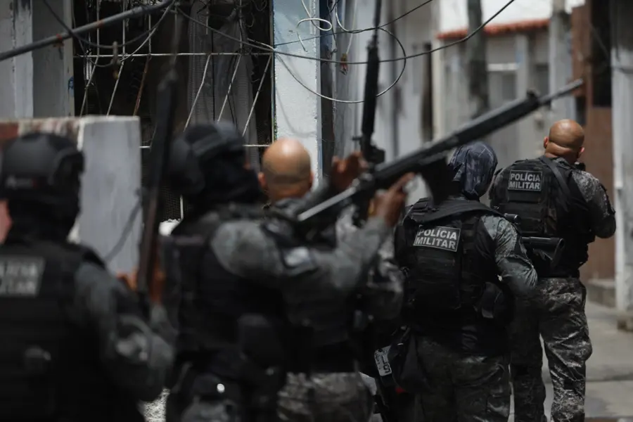 Policiais durante a Operação Contenção, no Rio de Janeiro.
