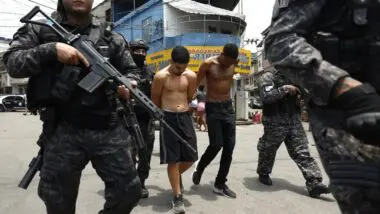 Moradores do Rio apoiam penas mais duras e maior controle de armas após operação no Alemão e na Penha.