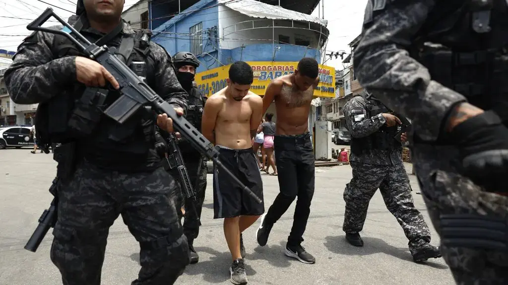 Moradores do Rio apoiam penas mais duras e maior controle de armas após operação no Alemão e na Penha.