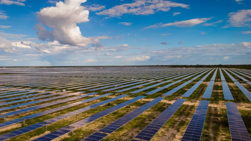 A geração ocorre no Complexo Solar Fotovoltaico de Lagoinha, no Ceará, e reúne 337 mil painéis solares em uma área de 304 hectares.