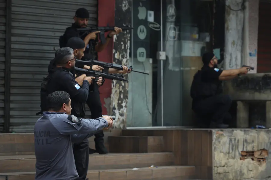 Polícia do Rio de Janeiro durante a Operação Contenção.