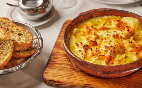 Um dos clássicos da Lellis: Conchiglione à Camaresca, servido com massa fresca combinada com creme de leite, manteiga, champignons, camarões, parmesão e catupiry gratinado. Crédito: Converge.