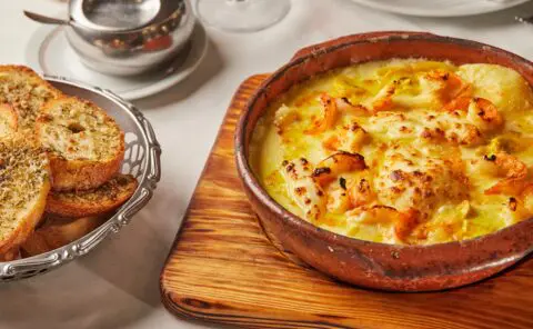 Um dos clássicos da Lellis: Conchiglione à Camaresca, servido com massa fresca combinada com creme de leite, manteiga, champignons, camarões, parmesão e catupiry gratinado.