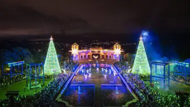 O Parque Tanguá se transforma em cenário iluminado e recebe apresentações abertas ao público durante o Natal de Curitiba 2025