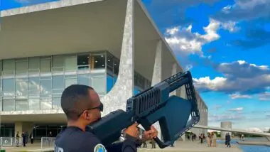 Fuzil antidrones usa ondas de rádio para neutralizar aeronaves controladas remotamente.