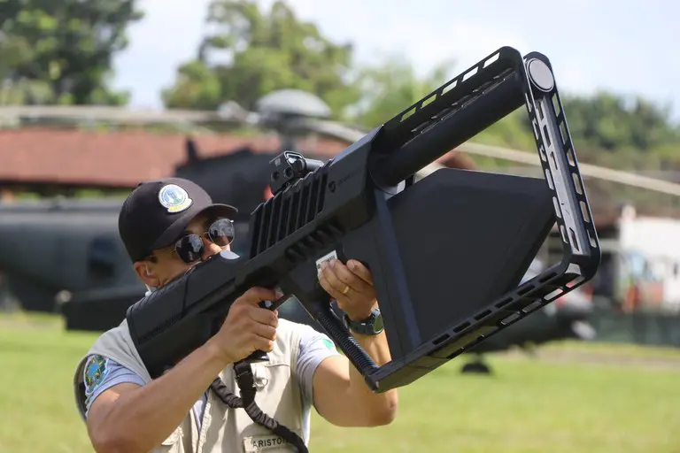 Com investimento de R$ 27 milhões, governo do Rio compra 80 sistemas antidrones para neutralizar drones criminosos.