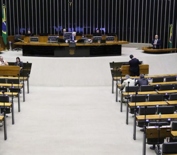 Câmara aprova estouro bilionário para gastos com defesa do governo