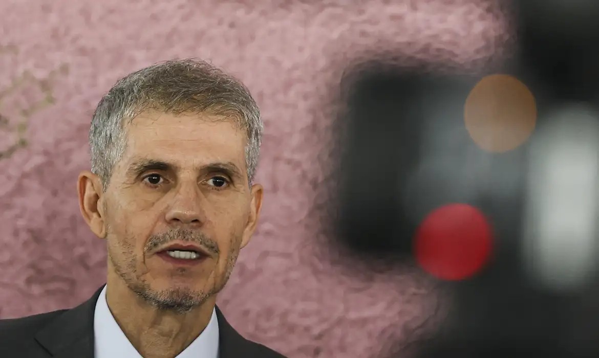 Sidônio é alvo de denúncia por suposto favorecimento a sócio Sidônio é alvo de denúncia por suposto favorecimento a sócio