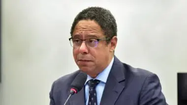 Deputado Federal Orlando Silva (PCdoB-SP) exaltou operação na Bahia, mas dados mostram diferença em relação ao Rio, além de polícia com histórico de letalidade maior.