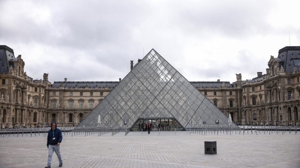 Antes de roubo, auditoria identificou que videovigilância do Louvre tinha senha inacreditável