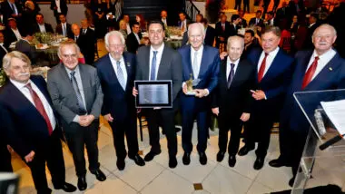 O governador Ratinho Junior recebe o Troféu Guerreiro do Paraná das mãos de Marcos Domakoski durante cerimônia do Movimento Pró-Paraná.