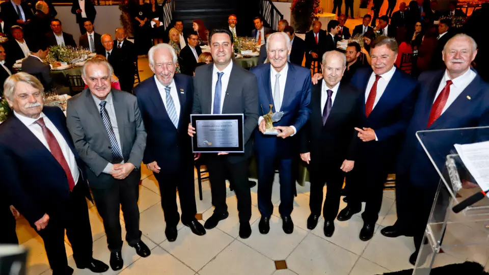 O governador Ratinho Junior recebe o Troféu Guerreiro do Paraná das mãos de Marcos Domakoski durante cerimônia do Movimento Pró-Paraná.