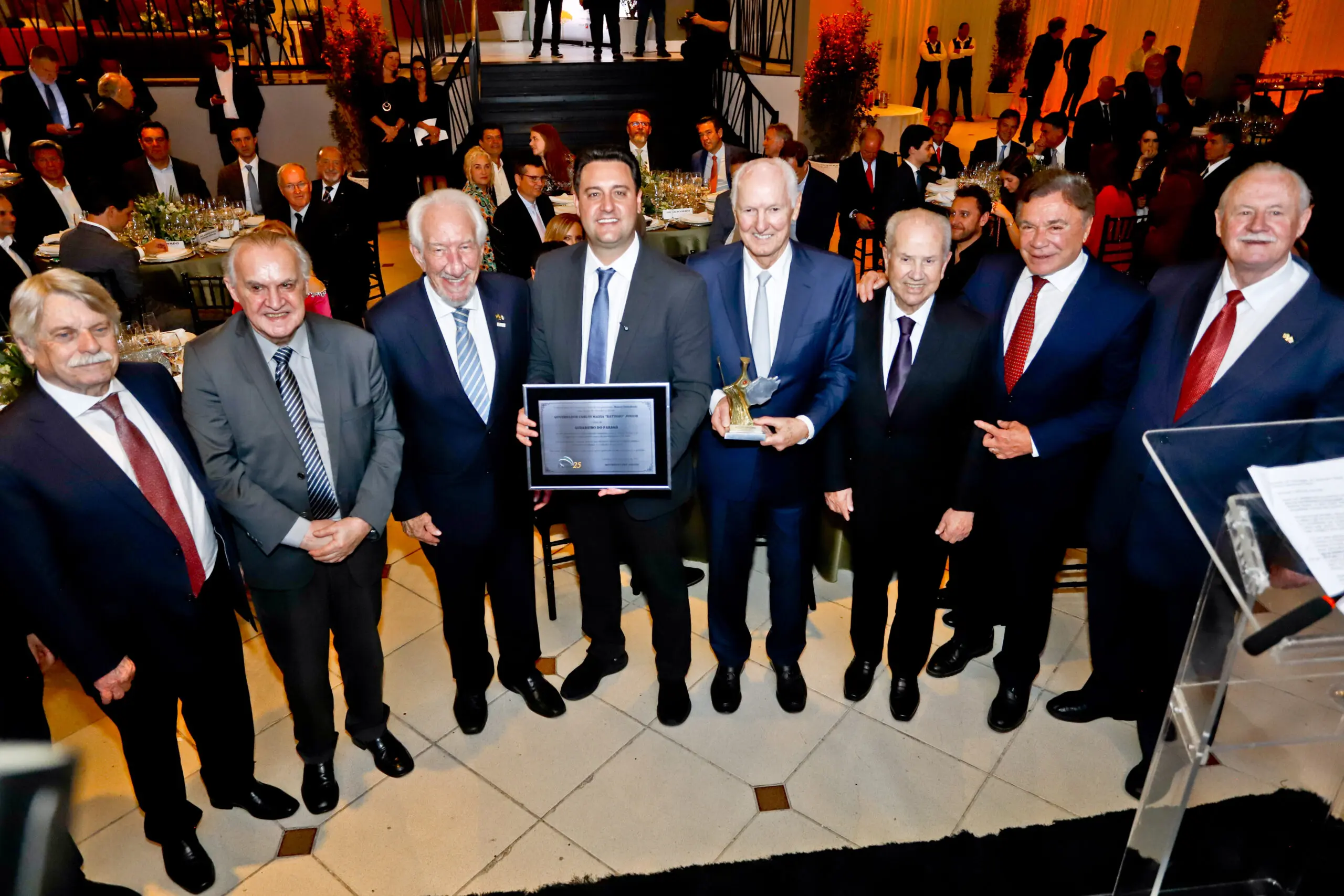 O governador Ratinho Junior recebe o Troféu Guerreiro do Paraná das mãos de Marcos Domakoski durante cerimônia do Movimento Pró-Paraná.