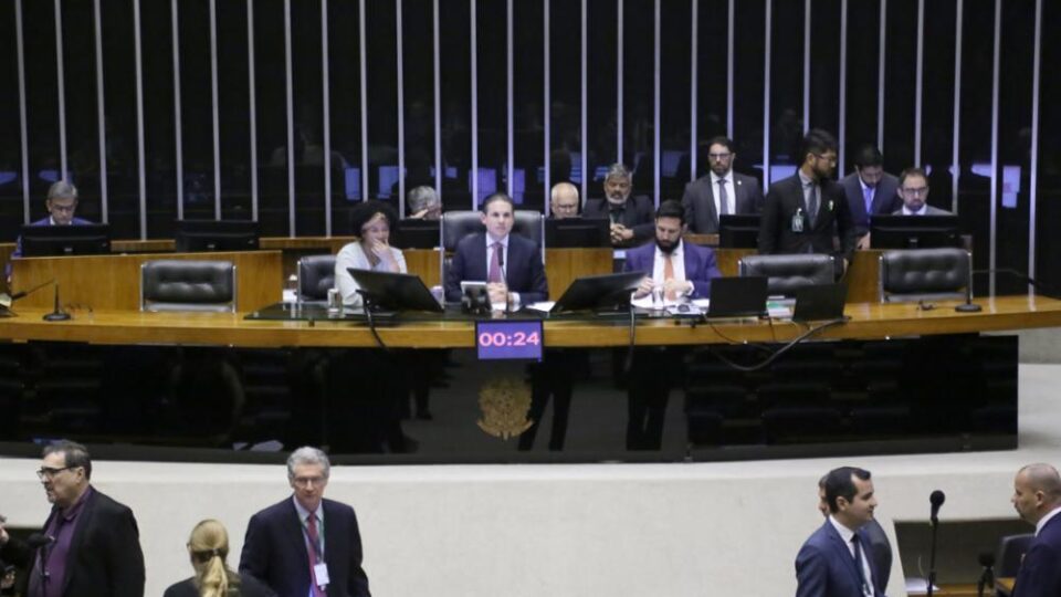 Câmara aprova reajuste de 24% para servidores do Judiciário proposto pelo STF