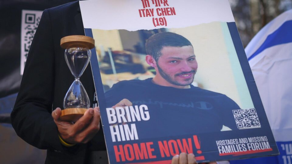 Izrael zahteva razorožitev Hamasa, Hamas vrnil posmrtne ostanke talcev