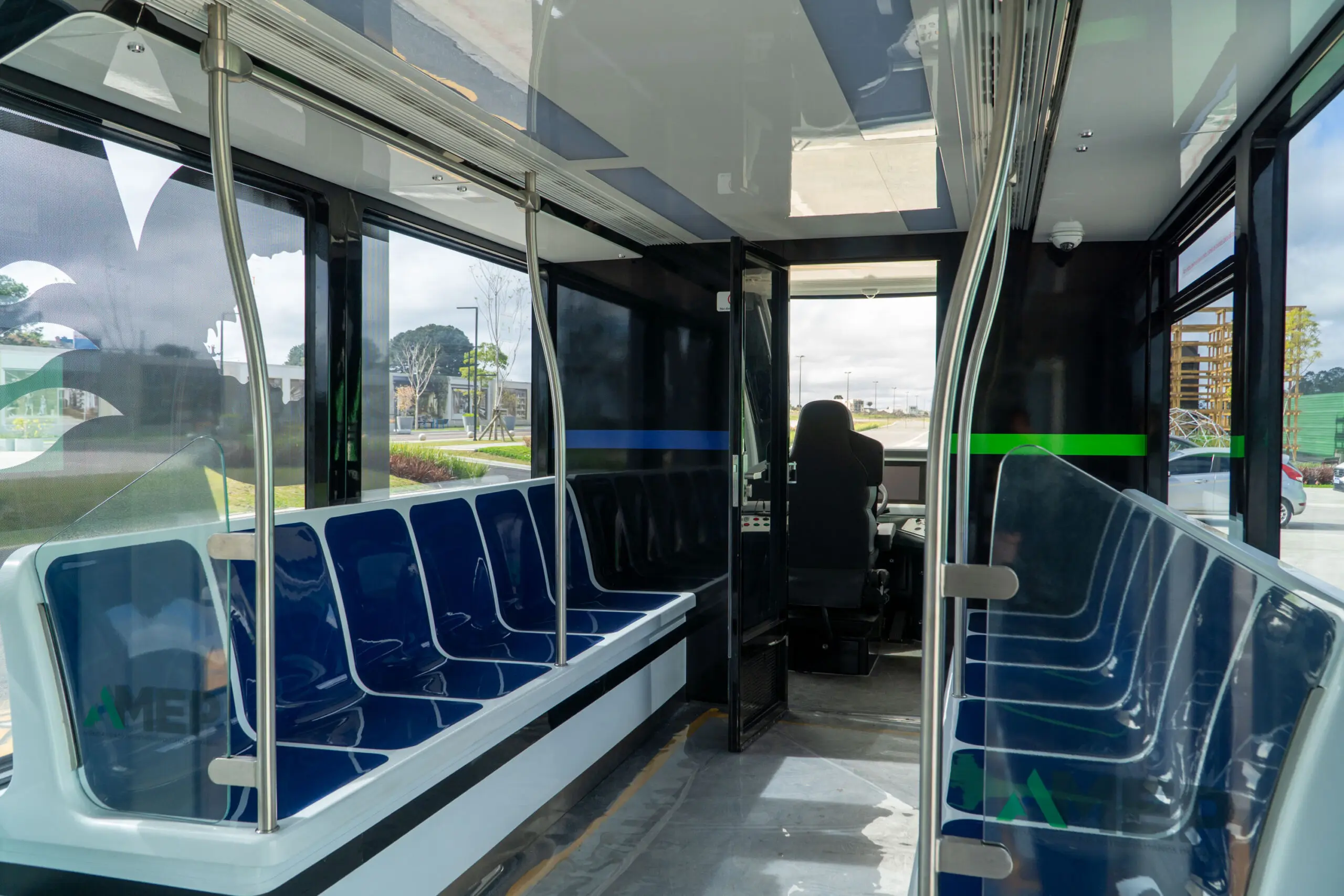 Interior do Bonde Urbano Digital oferece conforto e capacidade ampliada, lembrando os tradicionais metrôs.