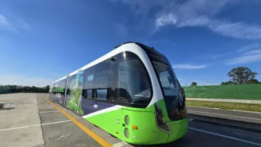 Veículo 100% elétrico, o Bonde Urbano Digital começa a ser testado entre Pinhais e Piraquara, na Região Metropolitana de Curitiba.