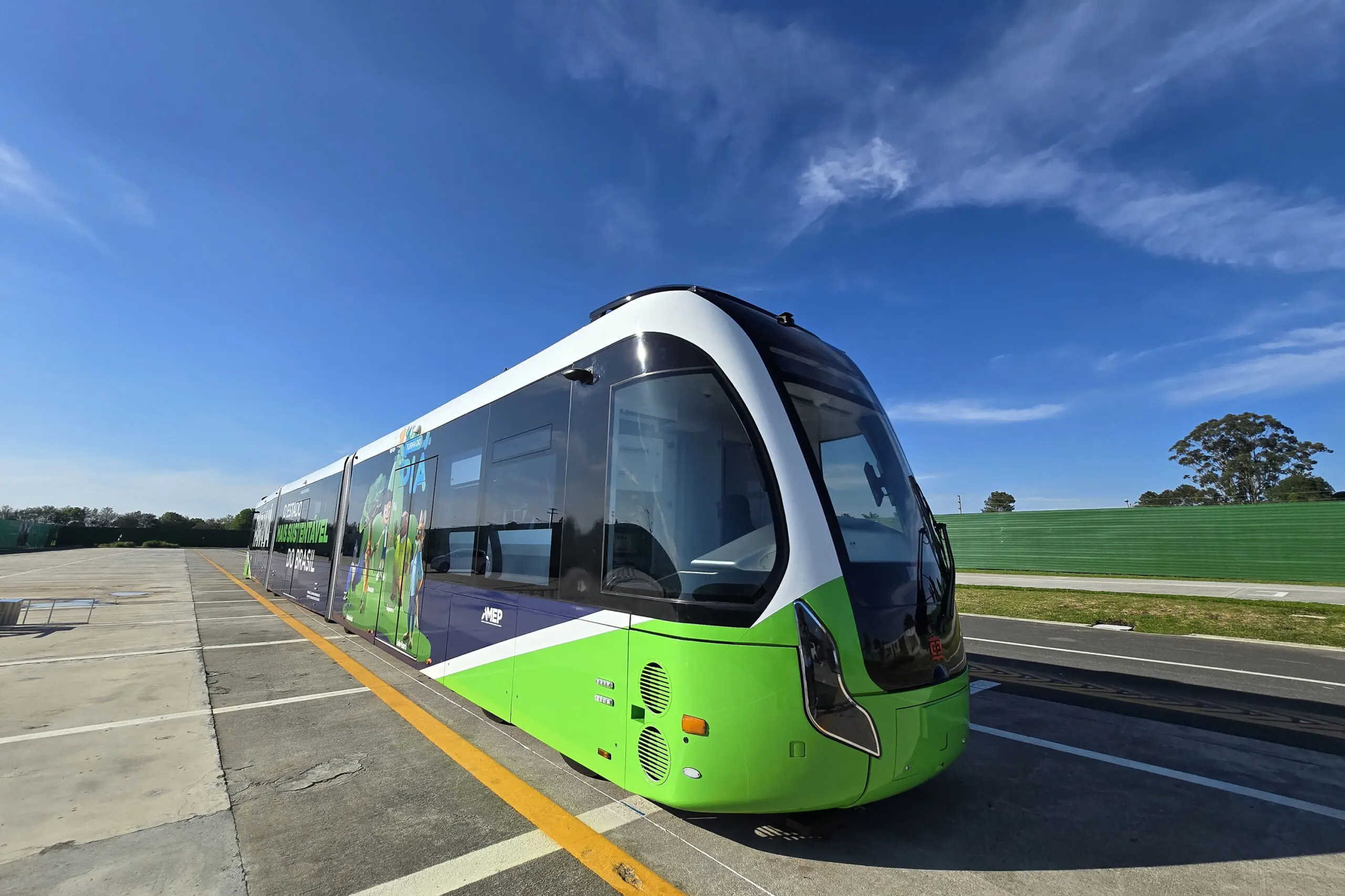 Veículo 100% elétrico, o Bonde Urbano Digital começa a ser testado entre Pinhais e Piraquara, na Região Metropolitana de Curitiba.