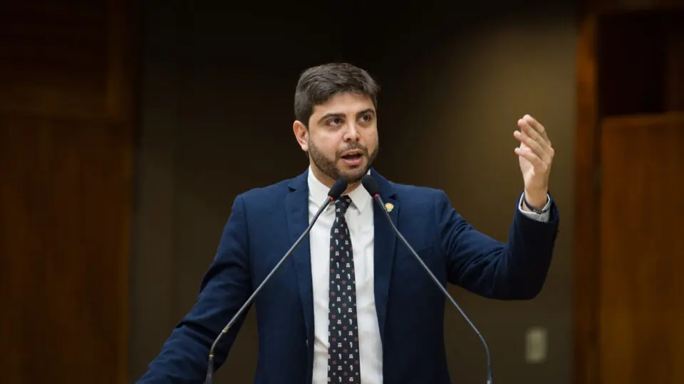 Deputado Felipe Camozzato é interpelado após denunciar suposta manipulação de notas para elevar o Ideb no RS.