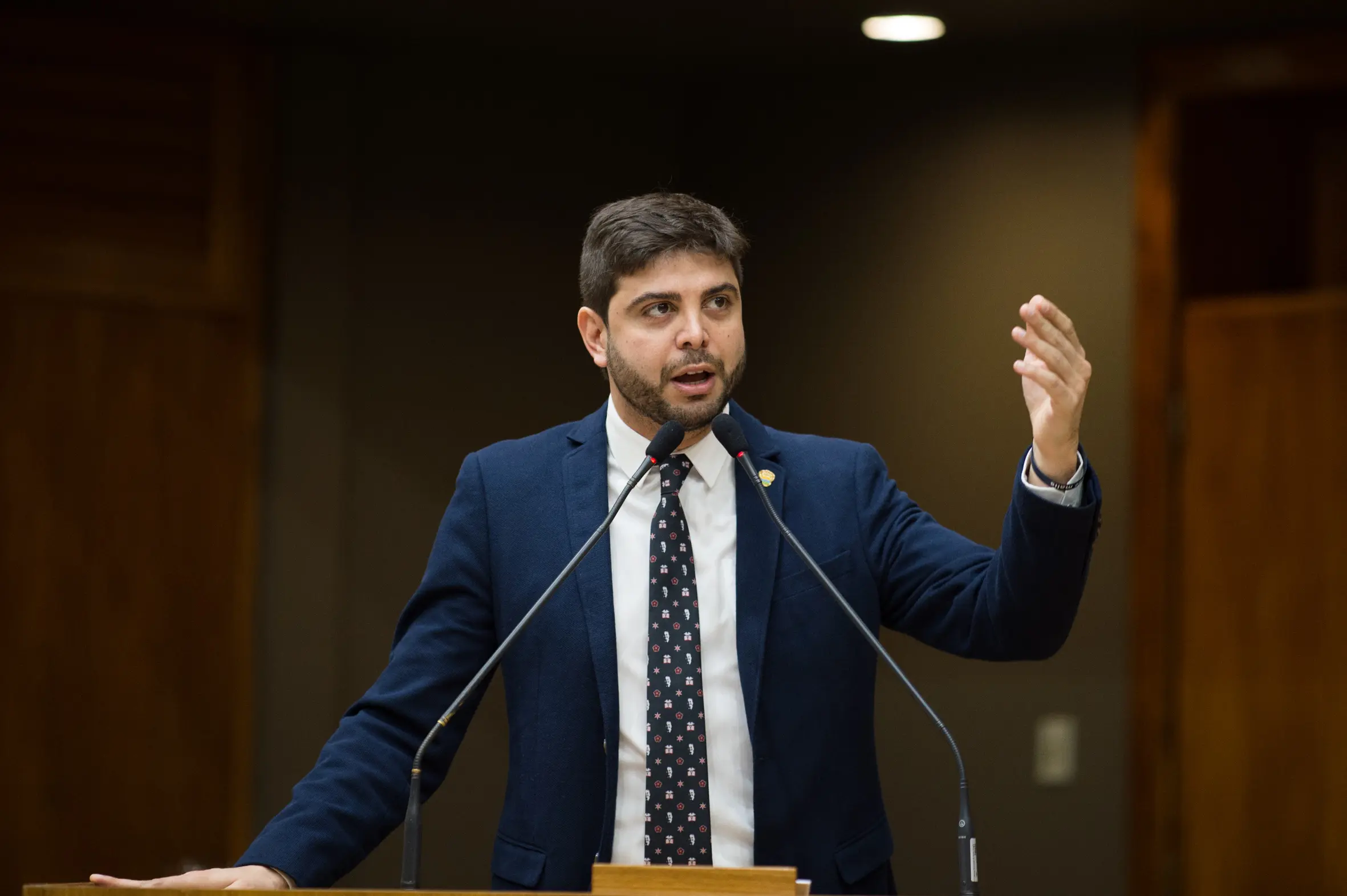 Deputado Felipe Camozzato é interpelado após denunciar suposta manipulação de notas para elevar o Ideb no RS.