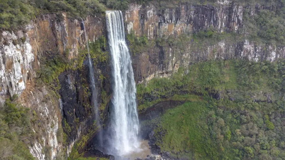 O Salto São Francisco, em Prudentópolis, com 196 metros de queda em meio à mata nativa. O local é símbolo de ponto turístico pouco conhecido, mas que atrai turistas de outros países ao Paraná.