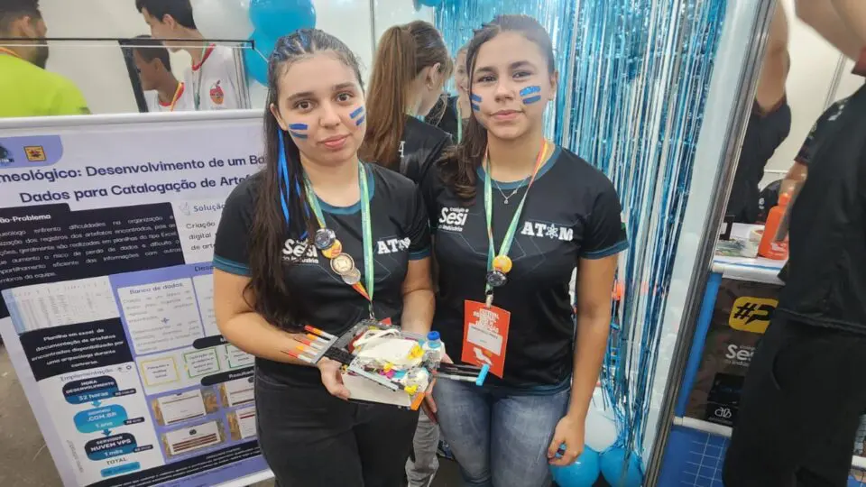 Festival Sesi de Educação: Ana Clara e Emanuelli criaram uma plataforma para ajudar arqueólogos a catalogarem artefatos.