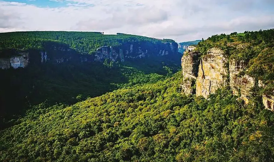 Entre formações rochosas e quedas d’água, o Cânion de Sengés destaca-se como um dos destinos naturais de turismo mais surpreendentes e ainda pouco explorados do Paraná.