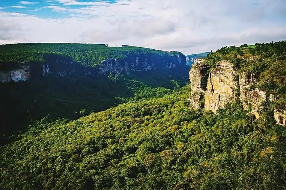 Entre formações rochosas e quedas d’água, o Cânion de Sengés destaca-se como um dos destinos naturais de turismo mais surpreendentes e ainda pouco explorados do Paraná.