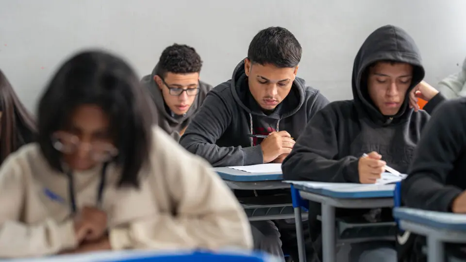 Alunos da rede pública do ensino médio realizam a Prova Paraná Mais, p "Enem paranaense", que serve de porta de entrada para universidades estaduais do Paraná.