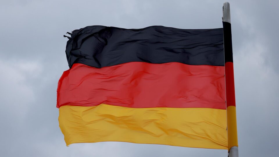 Alemanha investiga vandalismo de carros e casas com símbolo nazista e “sangue humano”