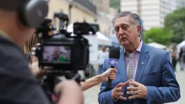 "Pode parecer que estamos enxugando gelo, mas estamos evitando um iceberg", diz prefeito de Florianópolis, Topázio Neto (PSD), sobre a população de rua