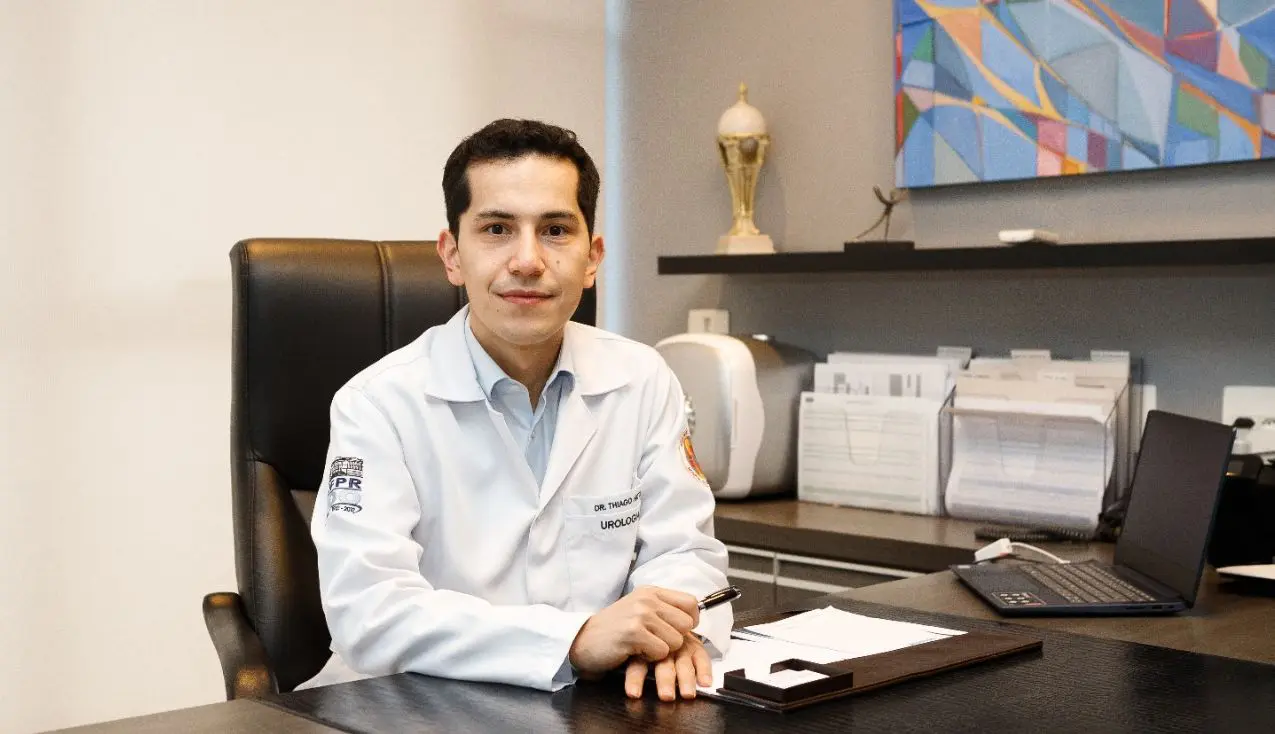 Com foco total na inovação, o Dr. Thiago Hota redefine o tratamento da próstata. Utilizando o laser HoLEP, ele entrega o futuro da urologia: segurança e resultados superiores, sem a necessidade de cortes.