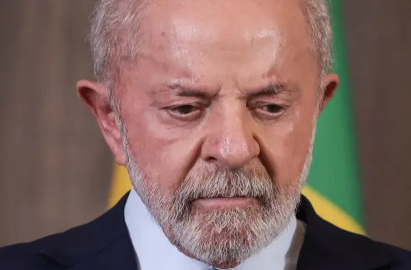 Presidente Lula já disse que traficantes são vítimas dos usuários e que operação no Rio foi desastrosa. Pesquisas indicam que ambas as falas sofreram alta rejeição popular.