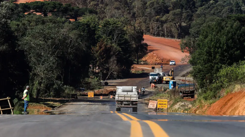As obras da PR-364 incluem pavimentação completa, construção de uma nova ponte sobre o Rio Turvo e implantação de ciclofaixa em São Mateus do Sul.