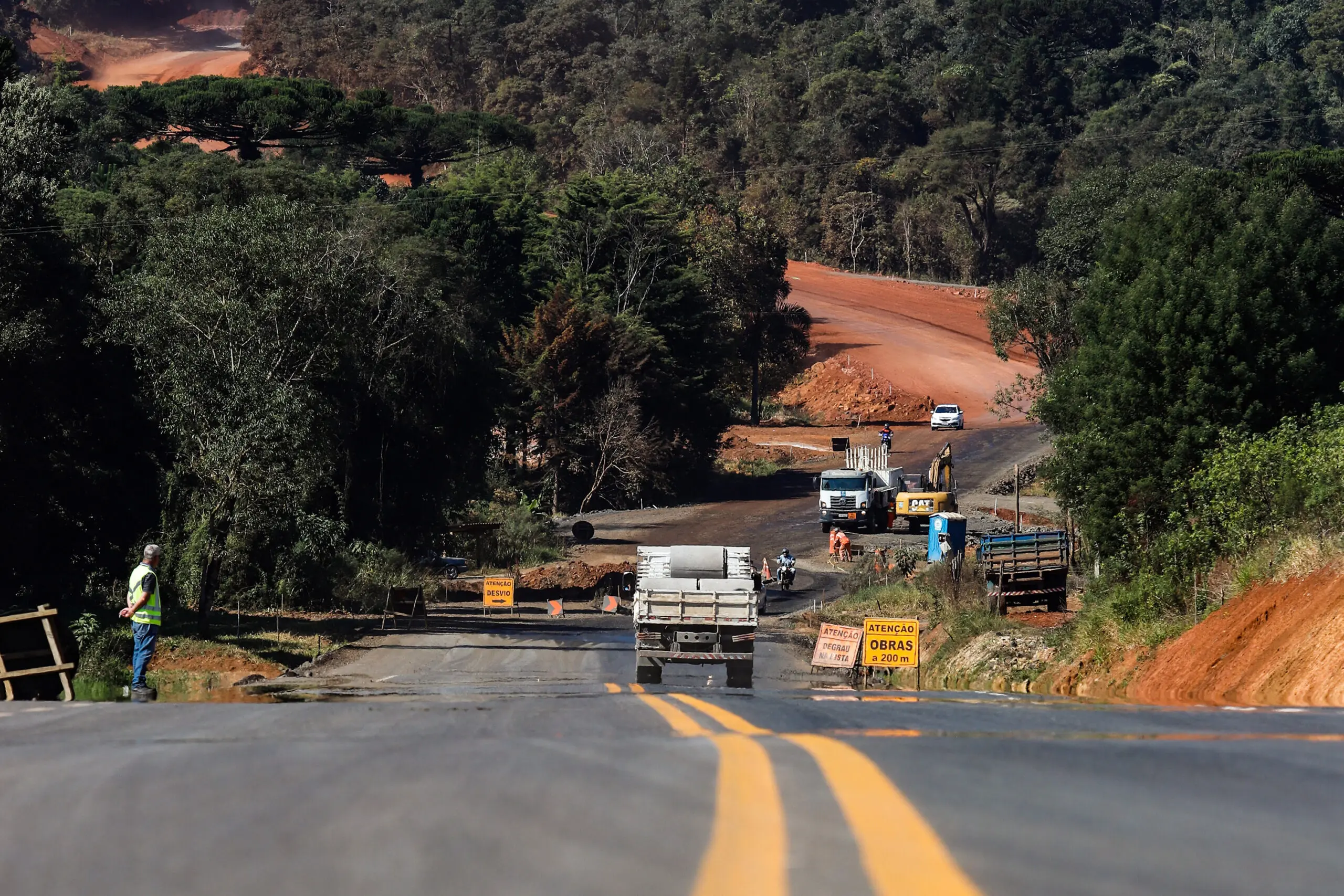 As obras da PR-364 incluem pavimentação completa, construção de uma nova ponte sobre o Rio Turvo e implantação de ciclofaixa em São Mateus do Sul.