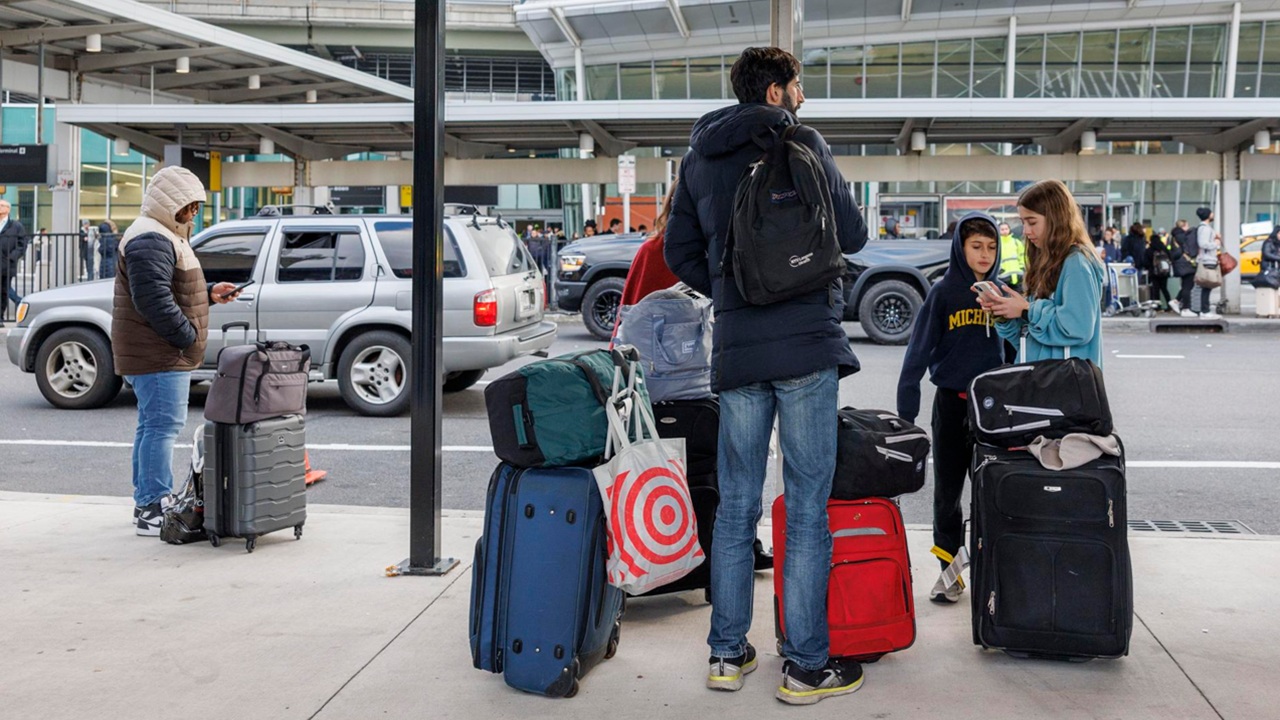 Urgente! Shutdown nos EUA: Aeroportos em Crise, Caos nos Benefícios e Imigração em Alerta Máximo!