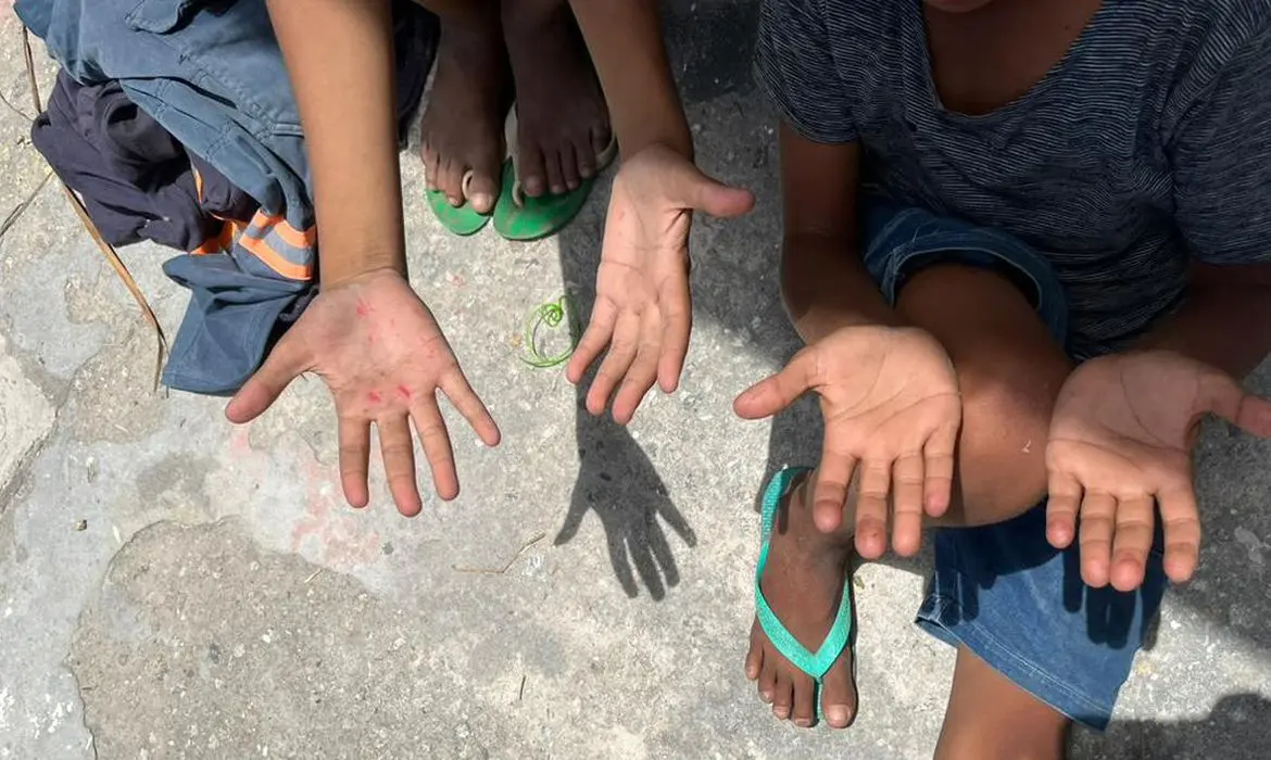 Mesmo proibido por lei, o trabalho infantil ainda afeta 1,6 milhão de meninas e meninos no Brasil, segundo dados oficiais de 2023.