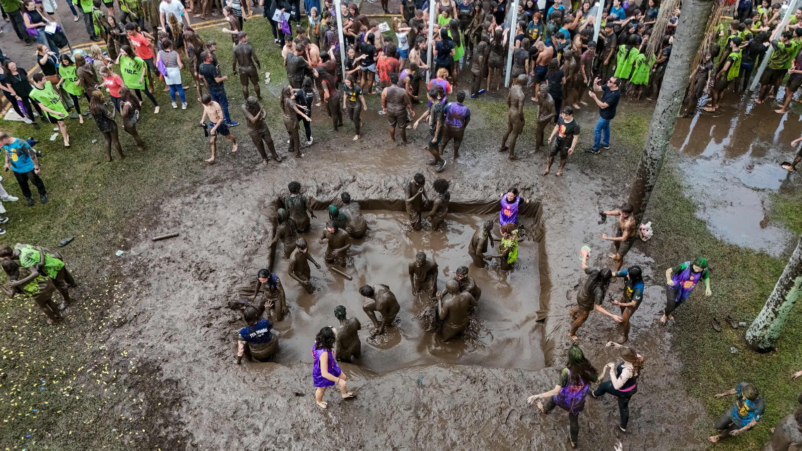 O tradicional banho de lama é um momento especial para acolher os novos estudantes com alegria, integração e o espírito comunitário que define a PUC Paraná