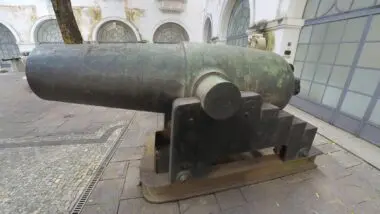 Vista frontal do canhão El Cristiano, troféu da Guerra do Paraguai, em exposição no pátio do Museu Histórico Nacional no Rio de Janeiro.