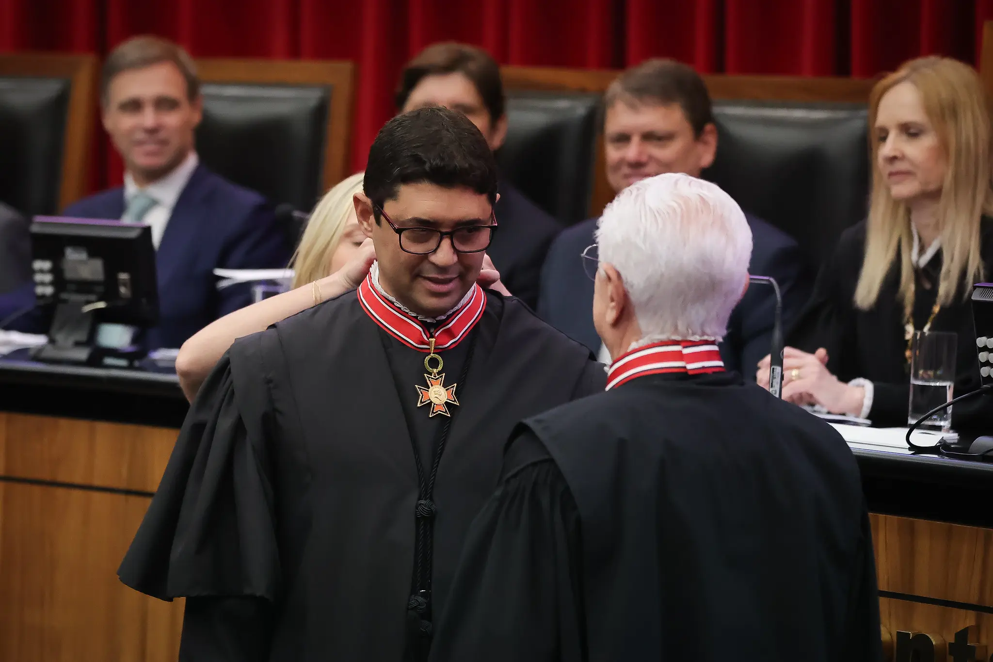 Novo conselheiro do TCE-SP se emociona em posse ao citar Bolsonaro