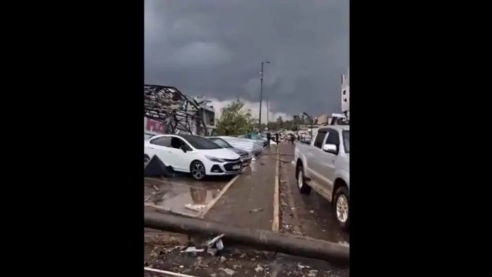 Tornado causa destruição e mortes no interior do Paraná