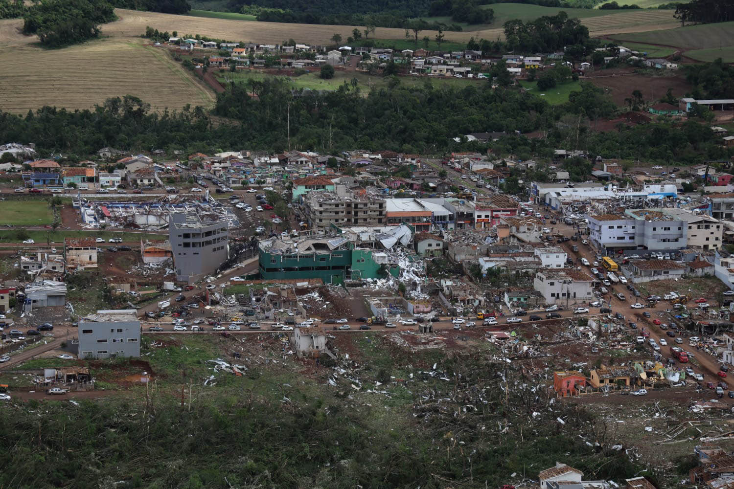 Imagens aéreas mostram os estragos provocados pelo tornado F3 em Rio Bonito do Iguaçu