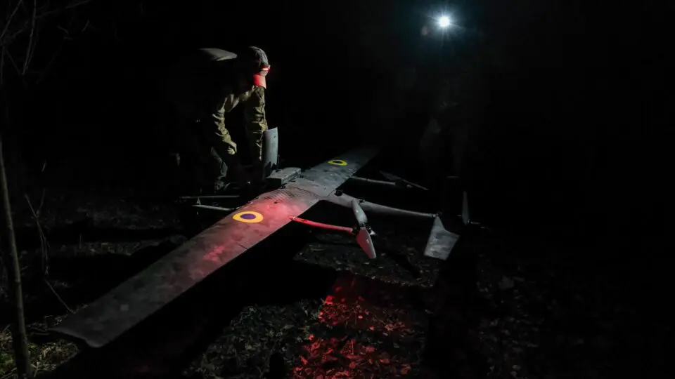 Soldados ucranianos preparam lançamento de drone na região de Pokrovsk