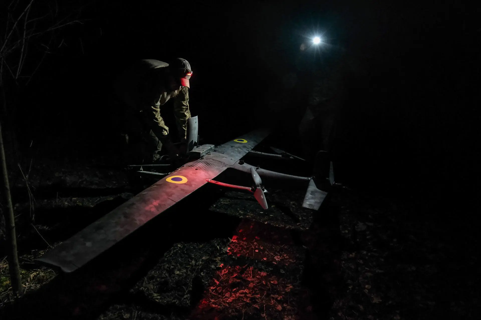 Soldados ucranianos preparam lançamento de drone na região de Pokrovsk