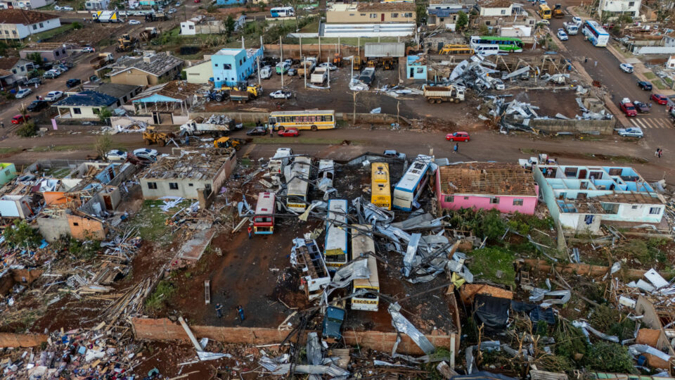 Tornado destrói 90% de cidade, deixa 750 feridos e mil desabrigados no Paraná