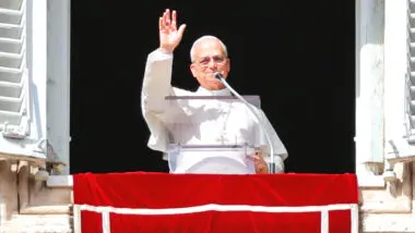 Papa Leão 14 acena para fiéis durante aparição pública no Vaticano.